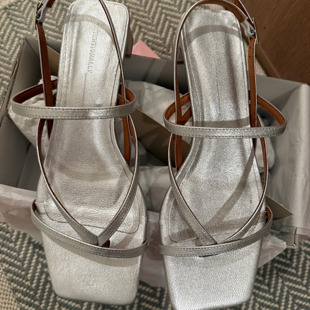 Intentionally Blank Pup Sandals Size 39 - Picture 6 of 13